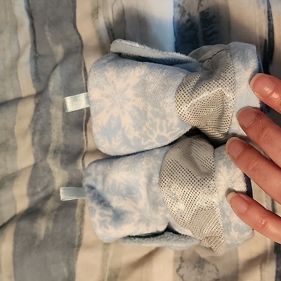 Disney Elsa and Anna slippers velcro size 7/8L - Picture 6 of 9